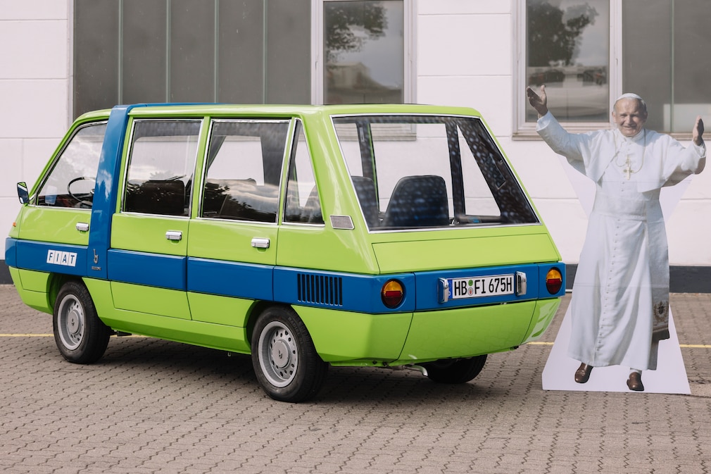 Bertone Visitors Bus schräg von hinten.