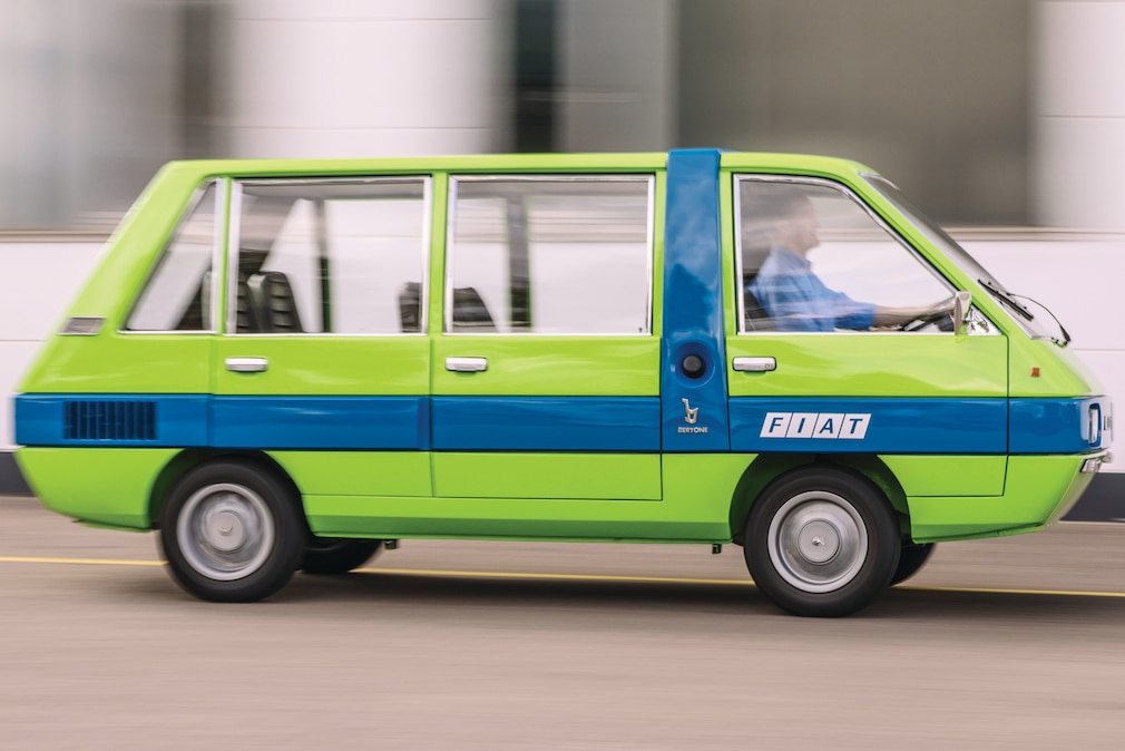 Bertone Visitors Bus fahrend von der Beifahrerseite
