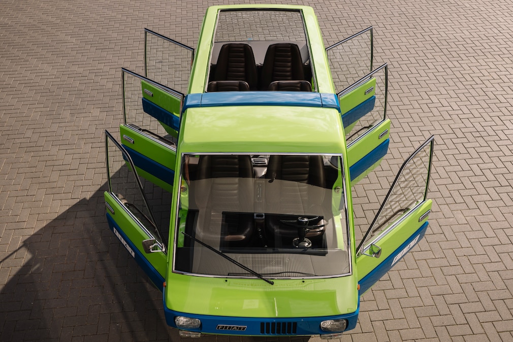 Bertone Visitors Bus frontal von schräg oben fotografiert, alle sechs Türen geöffnet