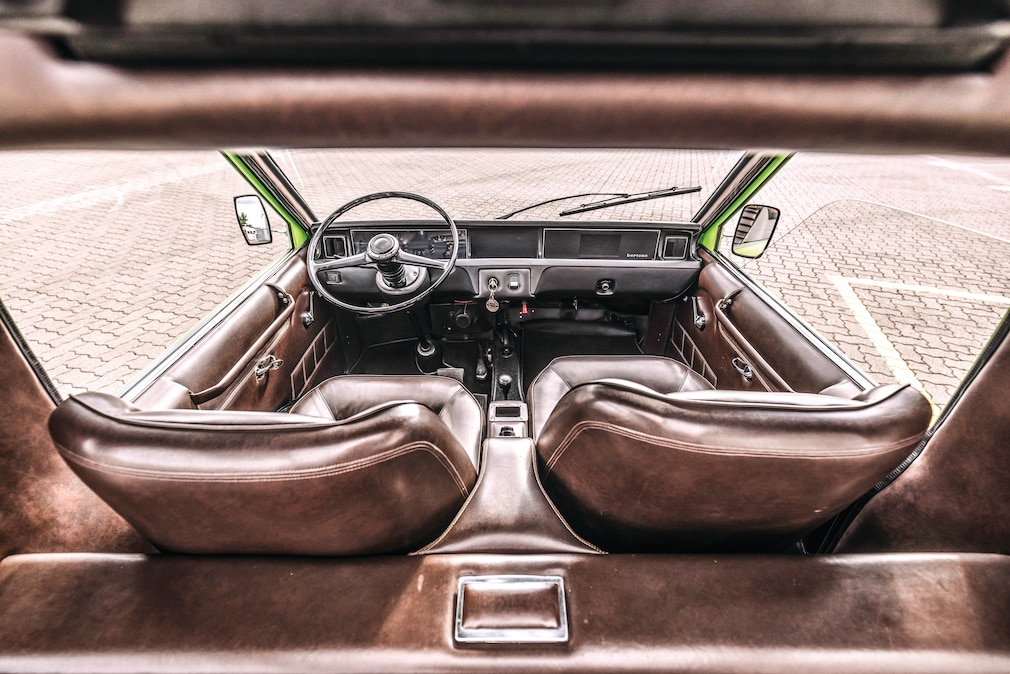Blick über Trennwand und Sitze aufs Cockpit des Bertone Visitors Bus