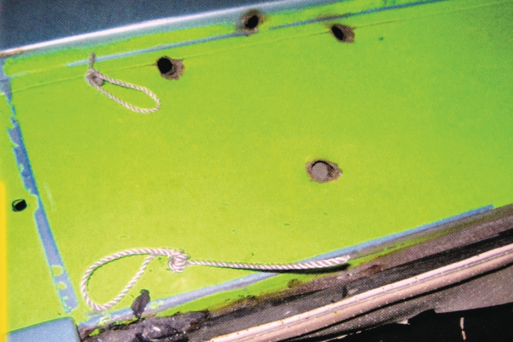 Bohrlöcher im Dach vor der Restaurierung