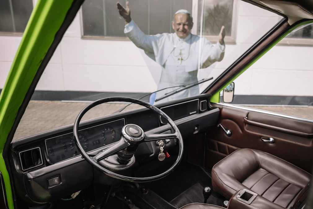 Cockpit des Bertone Visitors Bus. Im Hintergrund vorm Auto Papst Johannes Paul II. als Aufsteller aus Pappe