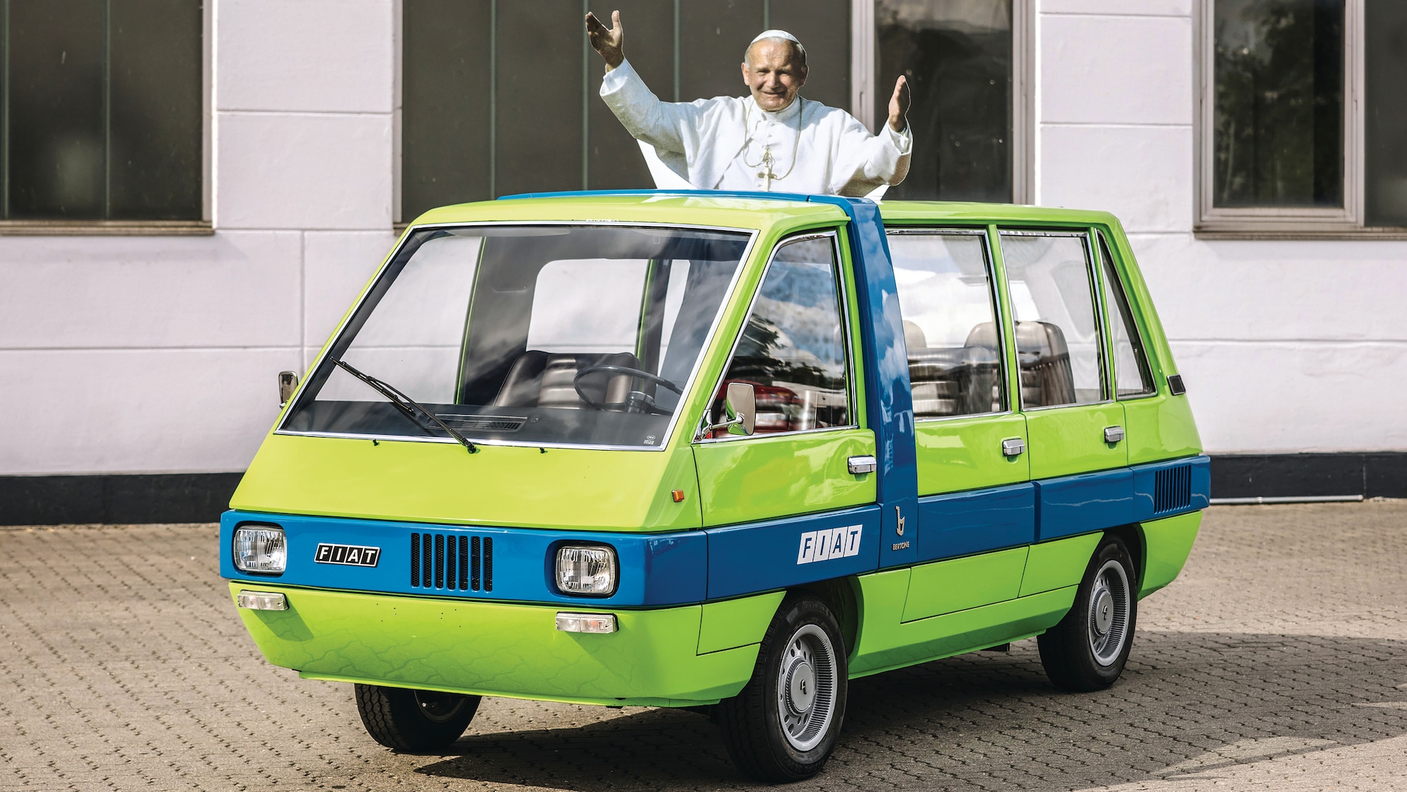 In-diesem-Bertone-Bus-wurde-Papst-Johannes-Paul-II-chauffiert