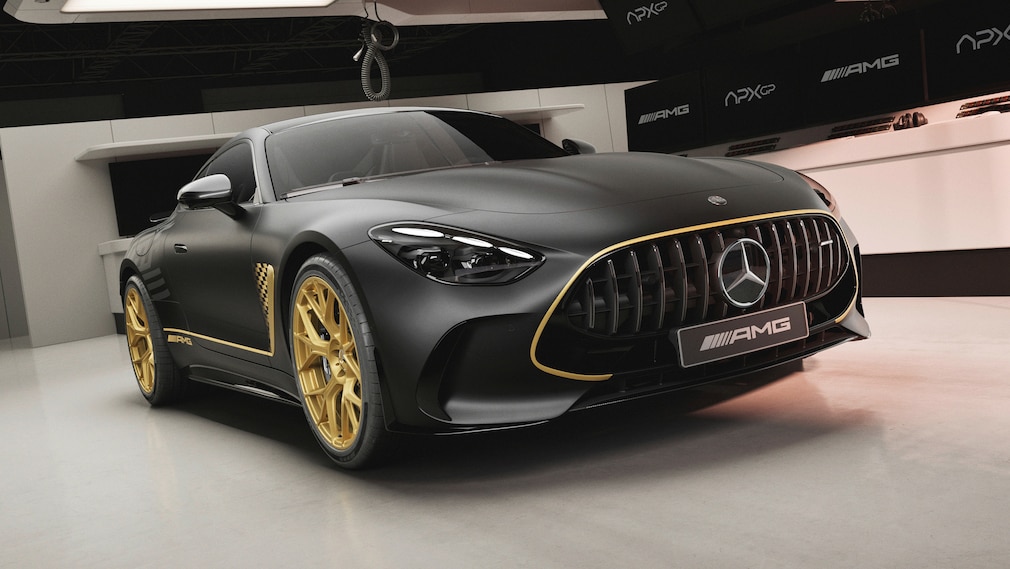 Das Sondermodell Mercedes-AMG GT 63 4MATIC+ "APXGP Edition" im Studio.