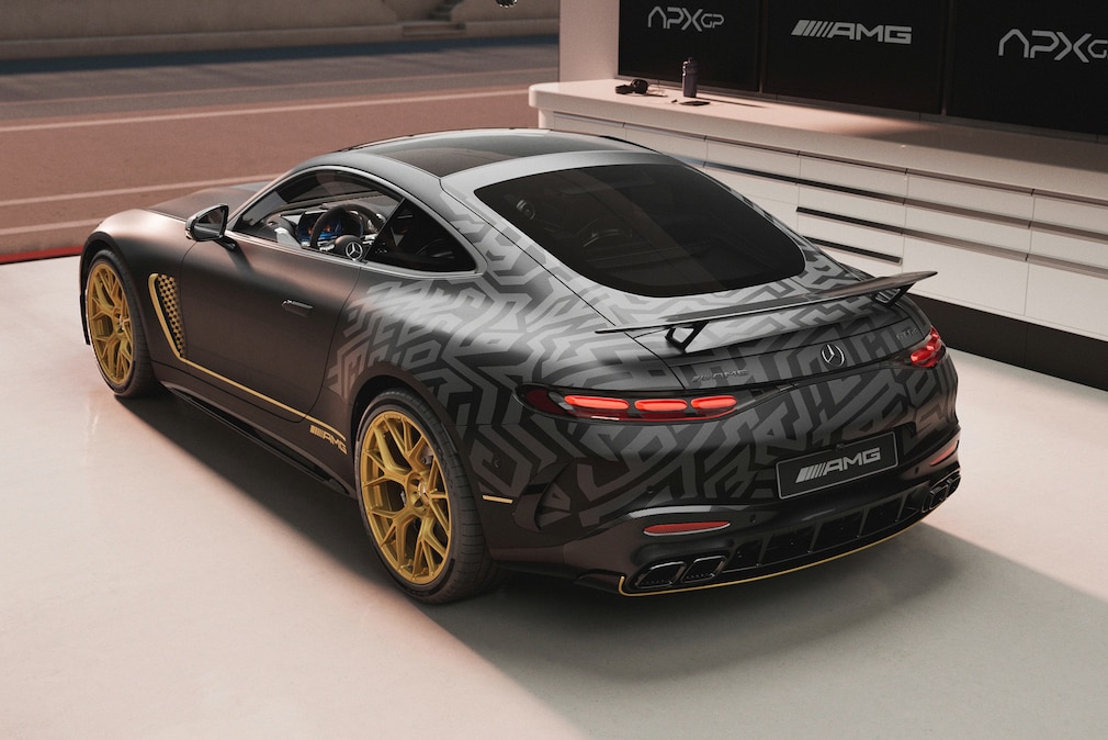 Das Sondermodell Mercedes-AMG GT 63 4MATIC+ "APXGP Edition" im Studio.