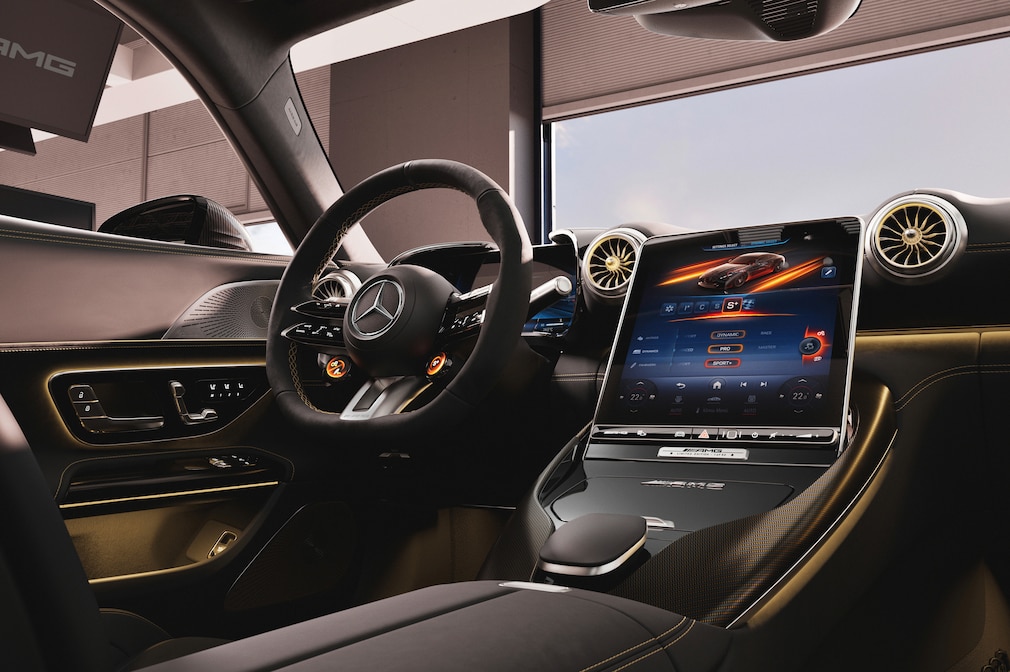 Der Innenraum des Sondermodells Mercedes-AMG GT 63 4MATIC+ "APXGP Edition".
