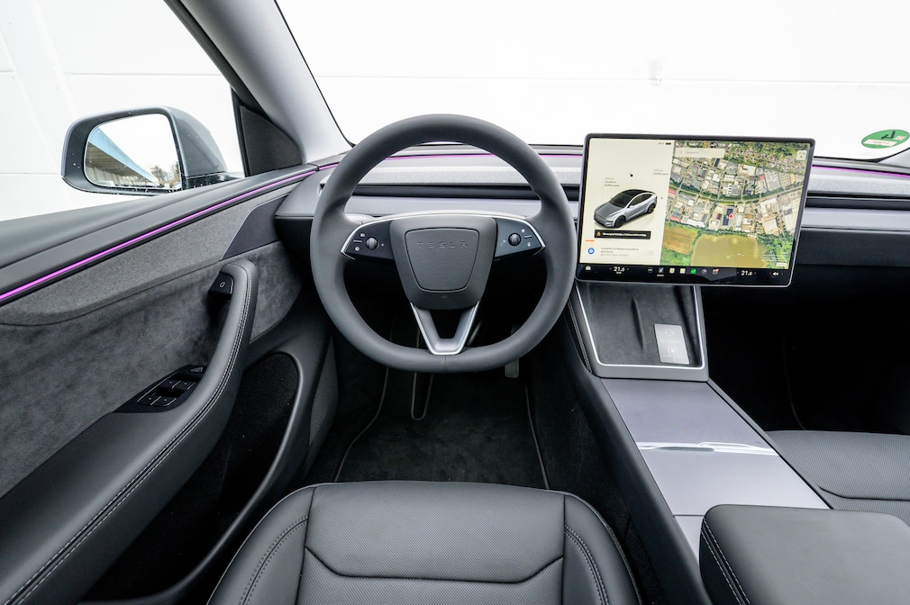 Tesla Model Y (2025)