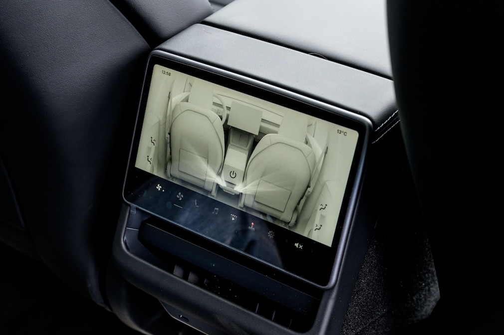 Tesla Model Y (2025)