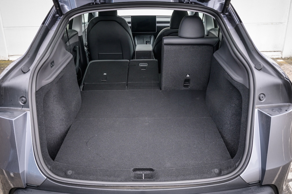 Tesla Model Y (2025)