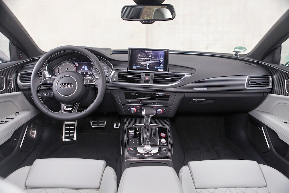 Cockpit im Audi S7 V8T