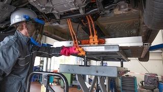 Elektroauto-Akku in der Werkstatt