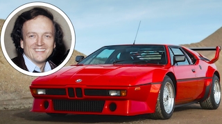 BMW M1 mit Spoilern und Kotflügelverbreiterungen, dazu ein Portraitfoto von Frank Farian