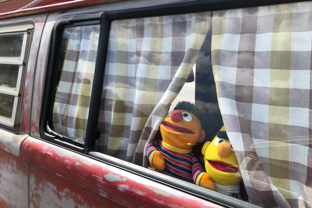 Figuren von Ernie und Bert aus der Sesamstraße im Seitenfenster des VW T2