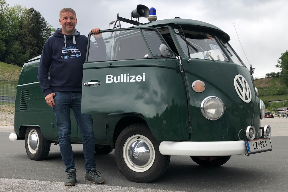 Historischer Polizei-VW-Bus migt Besitzer. Auf der Tür steht "Bullizei".