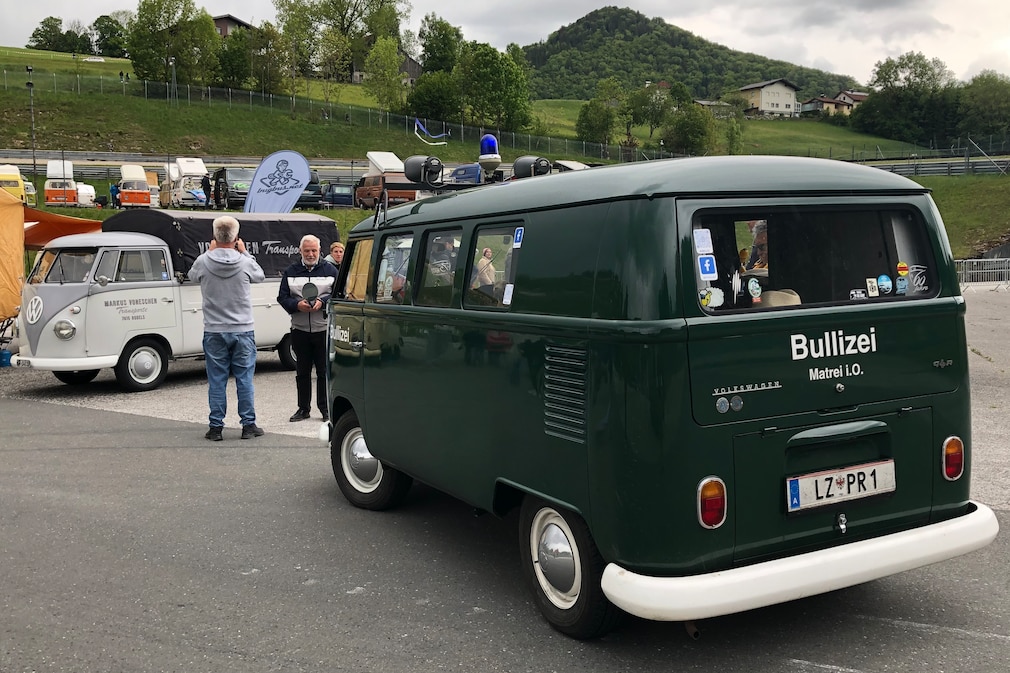 Polizei-Bus von schräg hinten
