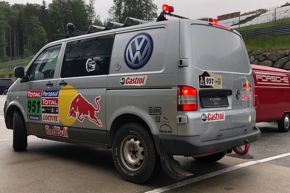 Rallye-VW T5 von schräg hinten