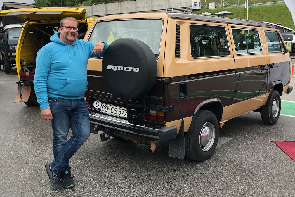 VW T3 Syncro von schräg hinten mit dem Besitzer