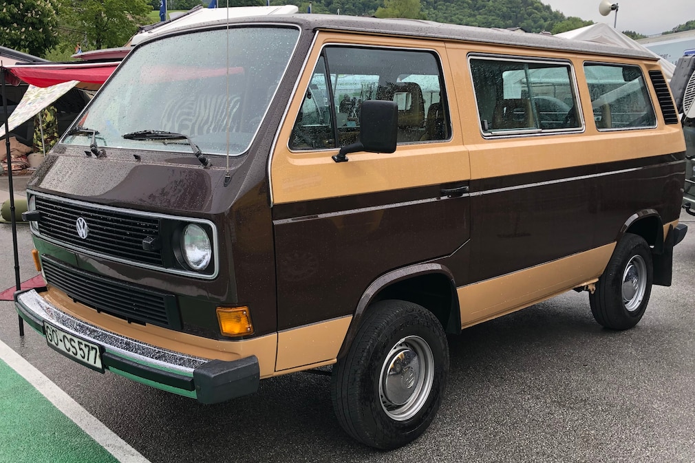 VW T3 in braun-beiger Zweifarblackierung schräg von vorn