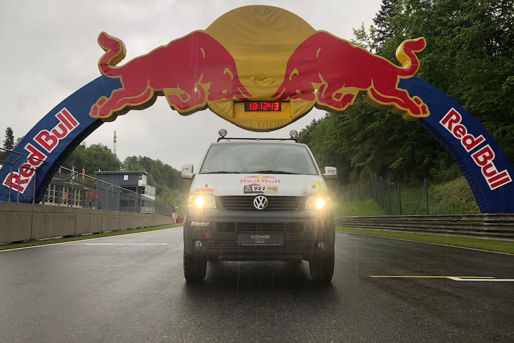 VW T5 von vorn unterm Rundenzähler-Portal das Salzburgrings