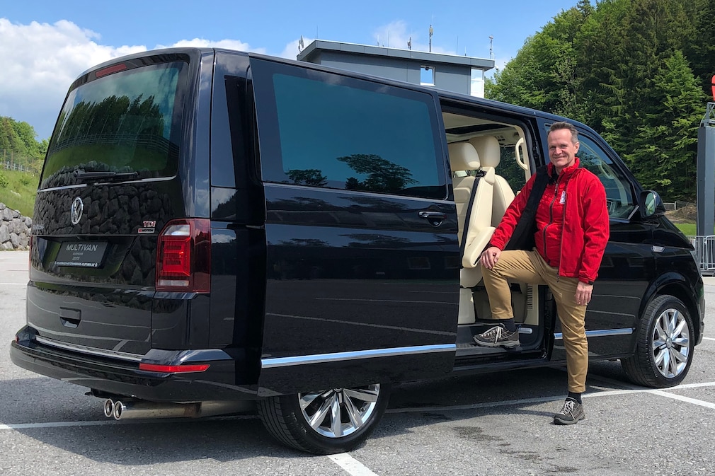 VW T6 mit offener Schiebetür, in der der Redakteur steht