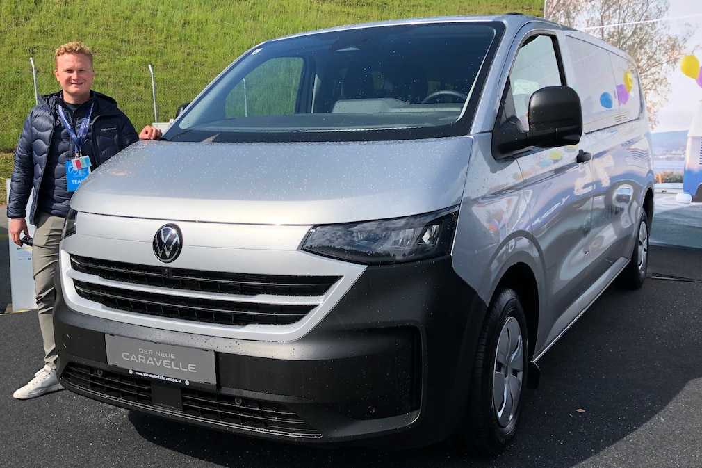 VW T7 Caravelle von schräg vorn mit jungem Mann