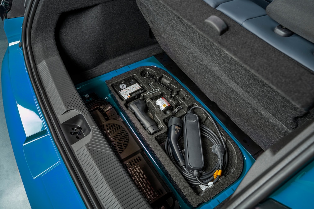 Das Ladekabel des Nissan Micra wird im doppelten Kofferraumboden verstaut