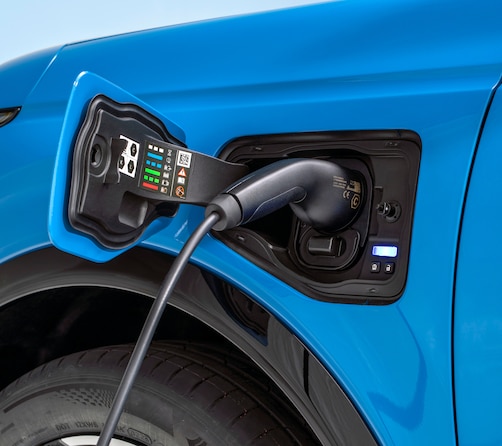 Die Ladeklappe des Nissan Micra mit Ladestecker.