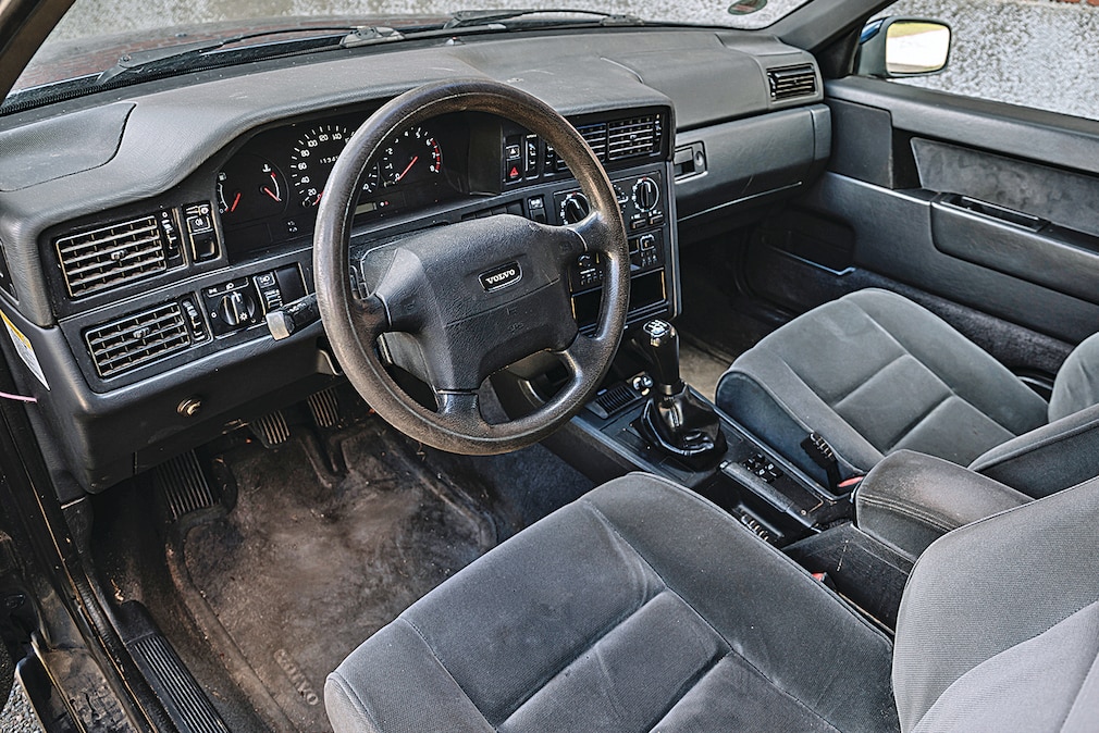 Cockpit des Volvo 850, der Lenkradkranz ist sichtlich abgegriffen