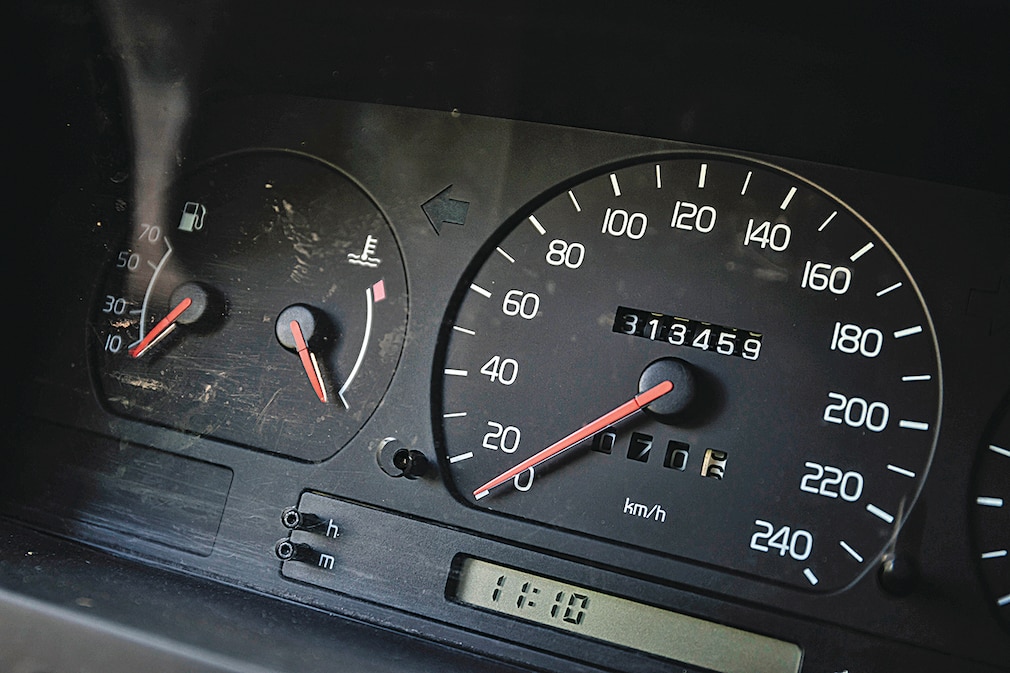 Tacho und Kilometerzähler des Volvo 850 mit 313459 km drauf