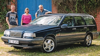 Volvo 850 2.5 Kombi mit dem heutigen Besitzer, Tristan Sarge, und den Erstbesitzern, seinen Eltern Maren und Bernd Sarge