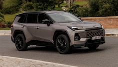 Toyota RAV4 fahrend auf einer Landstraße.