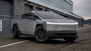 Tesla Cybertruck geparkt in einer Boxengasse.