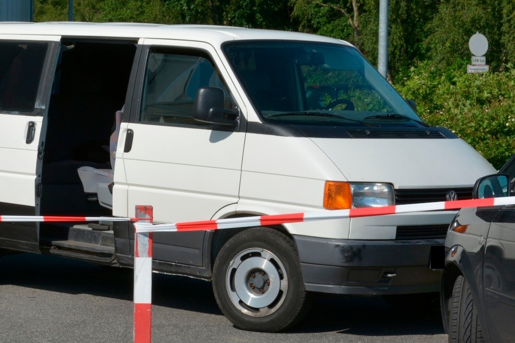 Farbfoto von einem weißen VW T4 Multivan