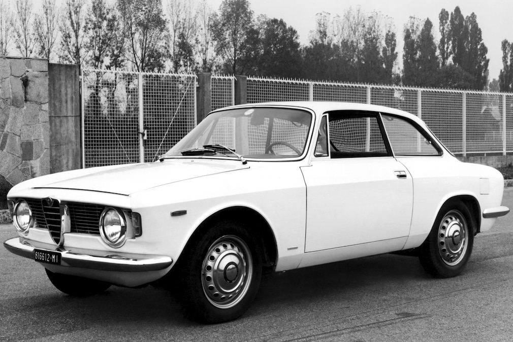 Werksfoto eines weißen Alfa Romeo Giulia Sprint