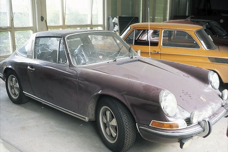 verstaubter lila Porsche 911 Targa schräg von vorn/von der Beifahrerseite