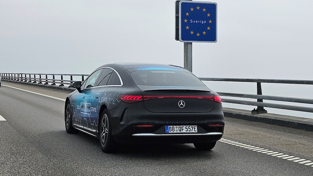 Langstrecken-Test erfolgreich bestanden: EQS mit Festkörperbatterie meistert 1.205 km mit einer einzigen Batterieladung Long-distance test successfully completed: EQS with solid-state battery covers 1,205 km on a single charge