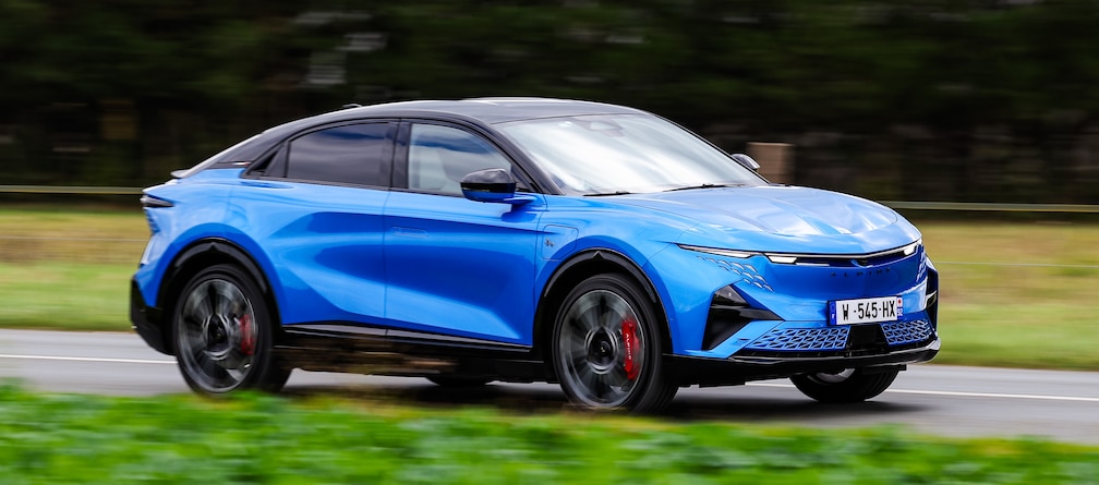 Alpine A390 fahrend auf der Landstraße