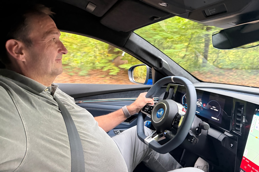 Thomas Geiger hinter dem Steuer des Alpine A390