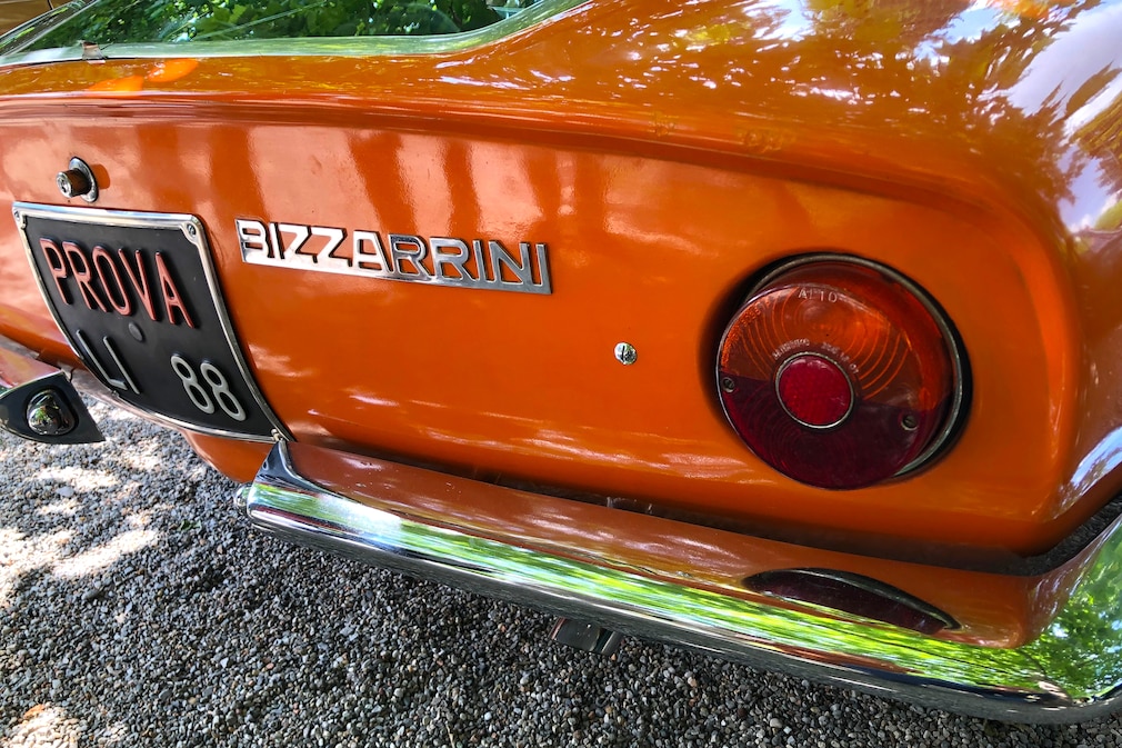 Bizzarrini 1900 GT Europa, Heck mit italienischem "Priva"-Kennzeichen, Bizzarrini-Schriftzug und Rücklicht