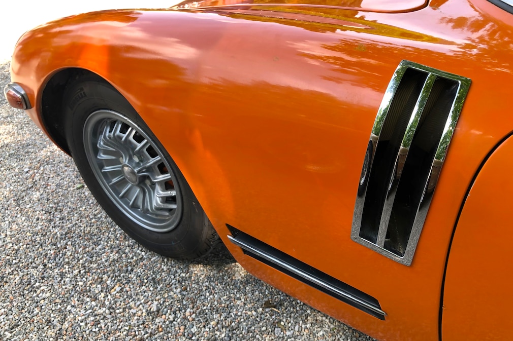 Bizzarrini 1900 GT Europa, linkes Vorderrad und Kotflügel mit zwei Kühlluftöffnungen