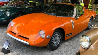 Bizzarrini 1900 GT Europa in Orange schräg von vorn auf einem Concours d'Elegance