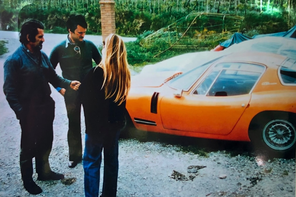 historisches Privatfoto u. a. mit Giotto Bizzarrini am Bizzarrini 1900 GT Europa