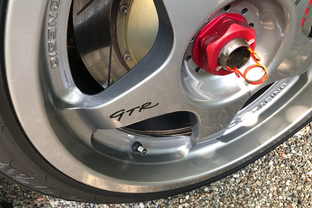 Detail eines Leichtmetallrades am McLaren F1 GTR.