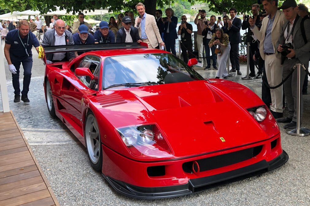Ferrari F40 GTE wird beim Concorso d'Eleganza geschoben