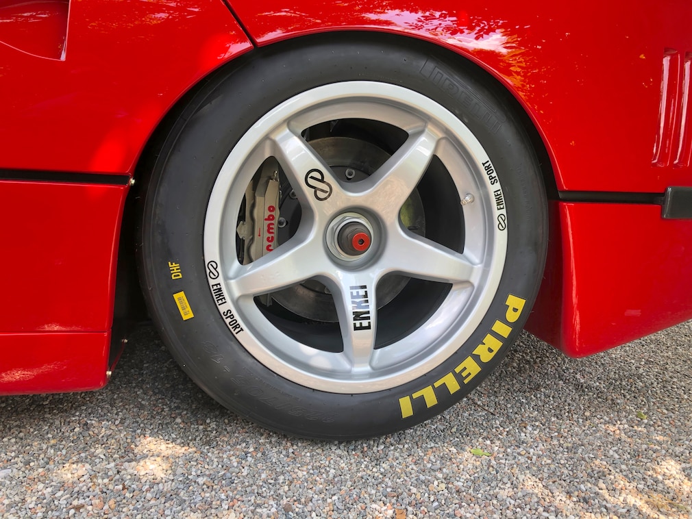 Hinterrad des Ferrari F40 GTE