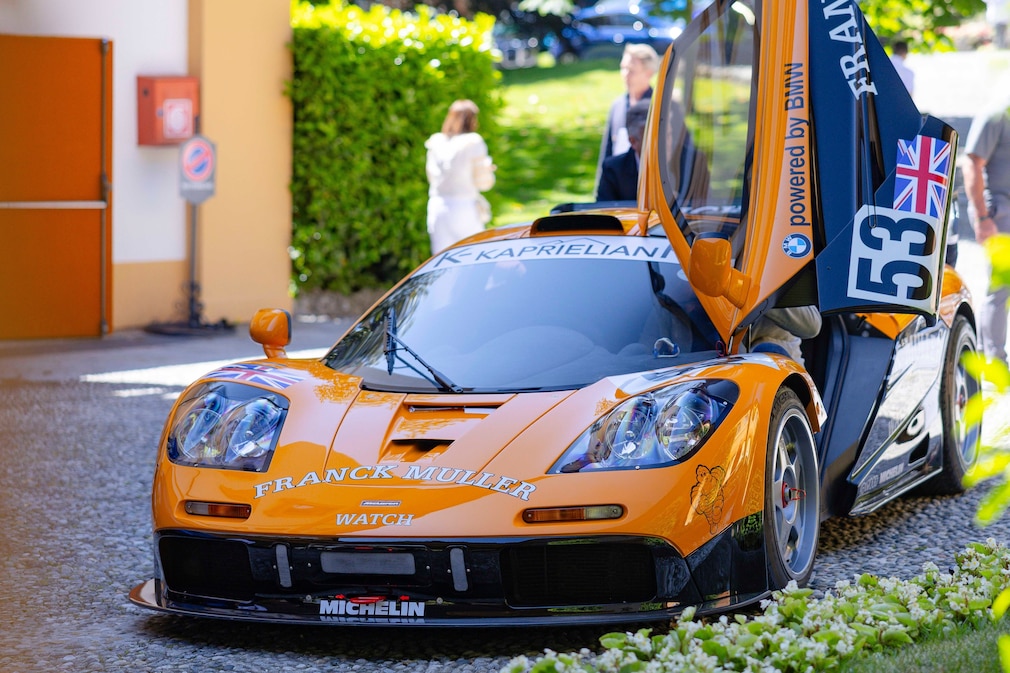 McLaren F1 von vorn mit offener Scherentür