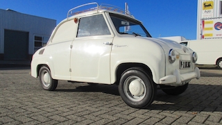 Weißes Goggomobil mit verblechten hinteren Seitenscheiben und Dachgepäckträger