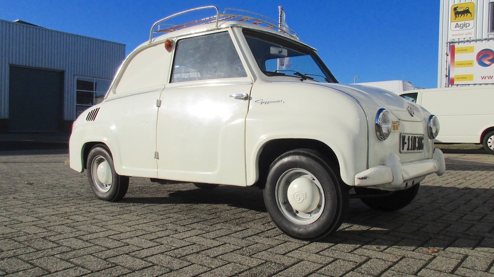 Weißes Goggomobil mit verblechten hinteren Seitenscheiben und Dachgepäckträger