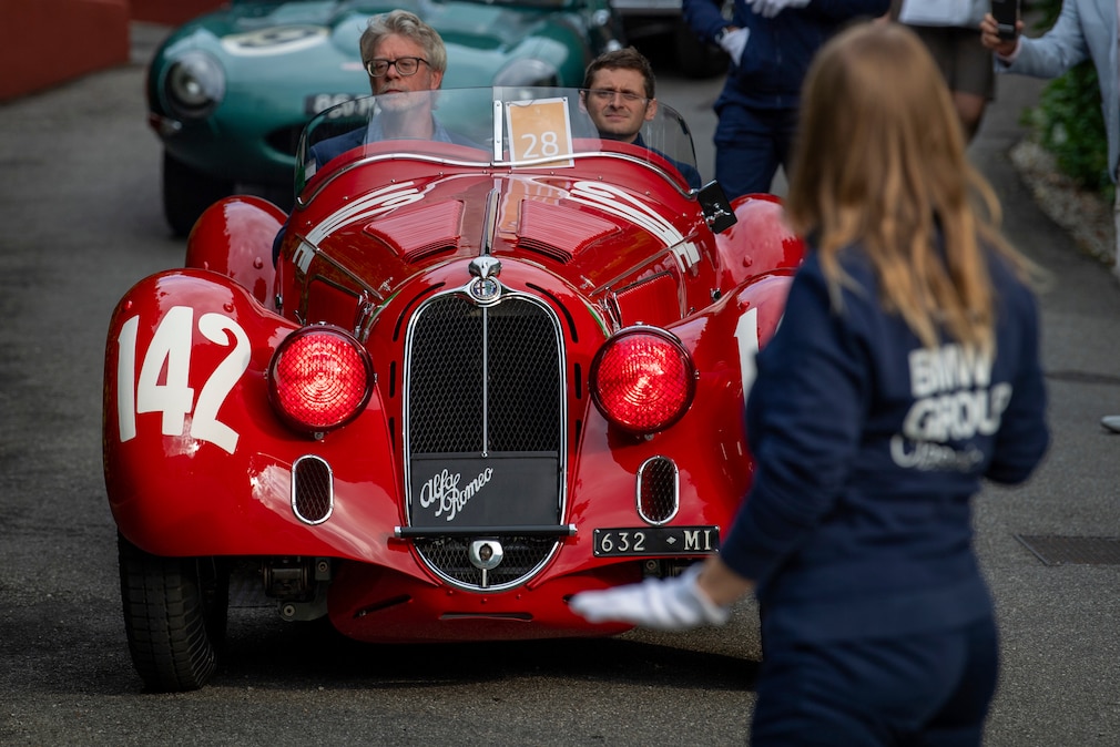 Alfa Romeo 8C mit eingeschaltetem rotem Fahrlicht