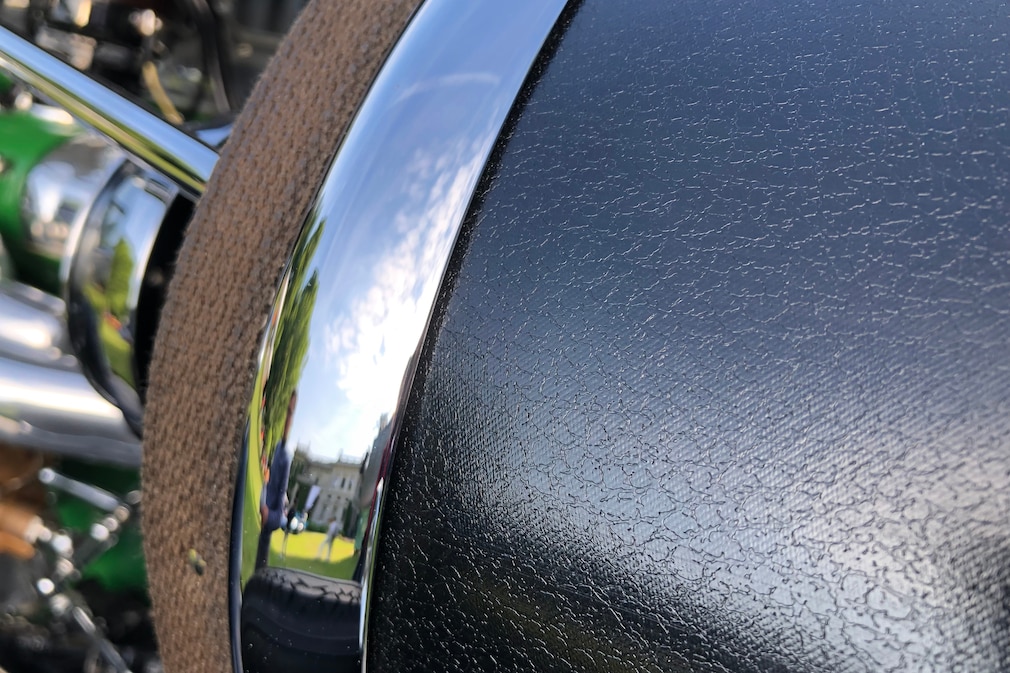 Detail der Kunstleder-Oberfläche zwischen Motorraum und Windschutzscheibe